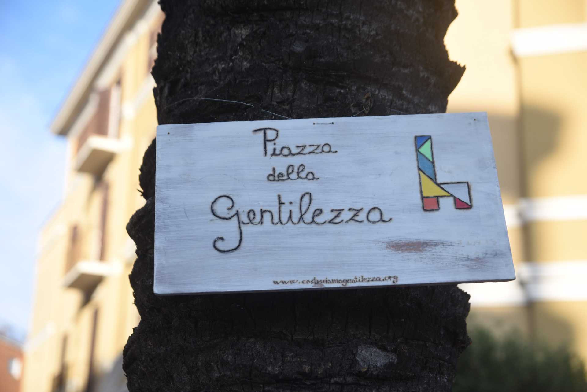 La piazza della gentilezza a Ostia